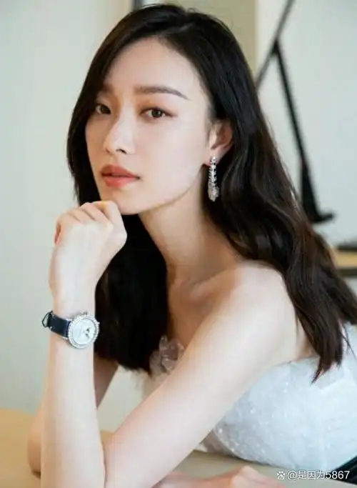 作为演员,歌手和模特,倪妮展现了自己的多面性和才华,成为众人瞩目的