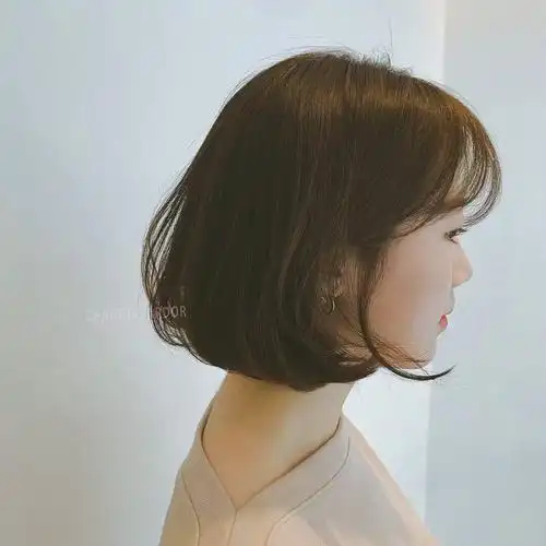 c卷短发头发不长不短尴尬时期烫的发型