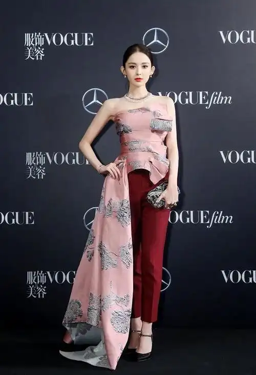 景甜与古力娜扎罕见同台出席电影活动,坐在一起差距大