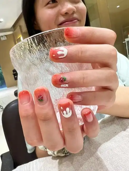 点点家的a321很水透的红#美甲  #夏季美甲  #草莓美甲 #西柚色美甲