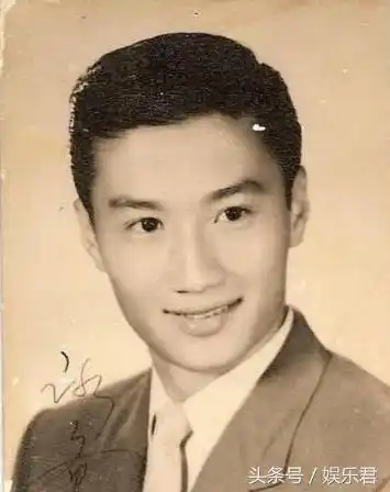 明星早年惊艳的照片,孙燕姿潘玮柏辣眼睛,狄龙年轻时候秒杀鲜肉