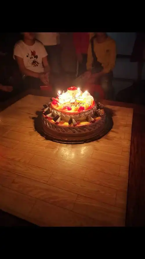 晚上到我的生日了,爸爸给我买了个蛋糕,还有好多人,给庆祝生日呢.