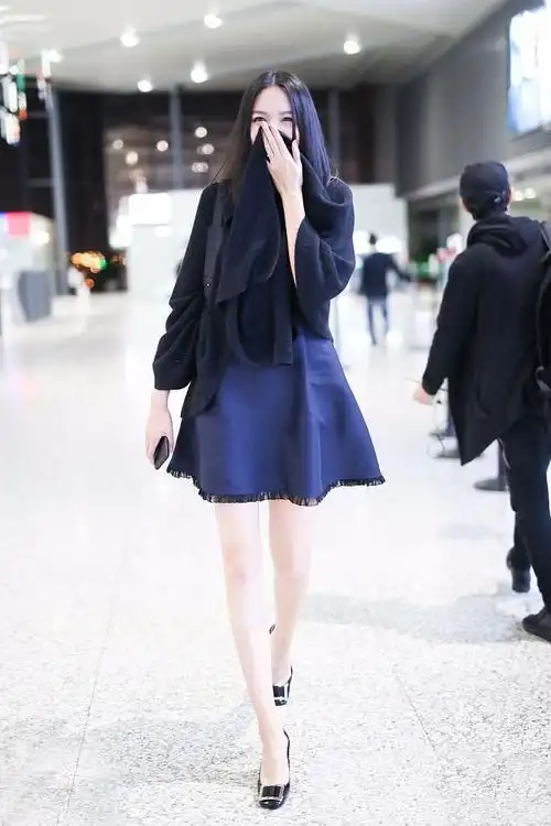 182张梓琳穿藏蓝色小裙现身机场,网友:总算来个了真正的大长腿