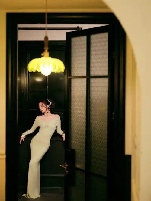 孟美岐身材曲线##孟美岐浅青露肩长裙