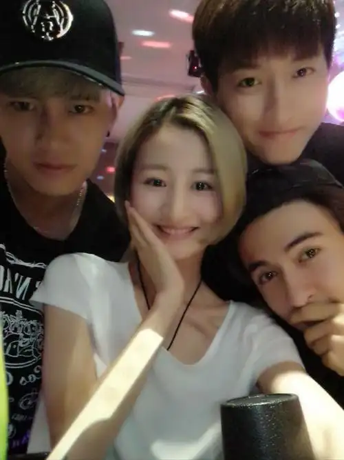 随后任嘉伦在参加了几次商演后,2011年他决定前往韩国深造.