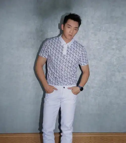 郑恺为了显腿长拼了,换个姿势确实腿长不少,get到新技能了