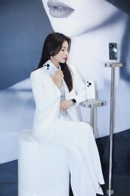 这一身look是真清清"白白"全白西装搭配新中式内搭的刘涛真的飒到我了