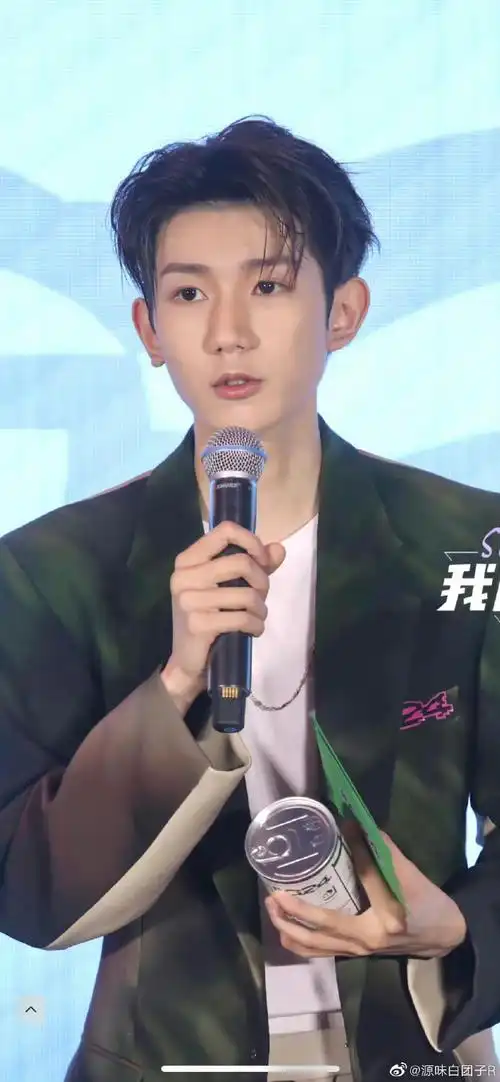 王源外网生图状态##王源米兰看秀图