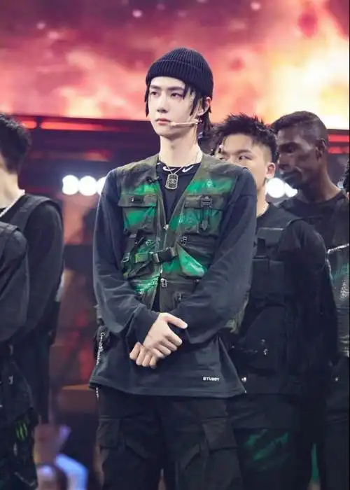 这就是街舞3王一博太抢眼了t恤配工装马甲个性十足好帅气