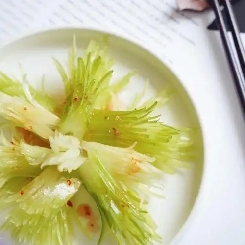 第4步,芹菜卷曲后捞出沥干,摆盘后淋上酱汁即可.