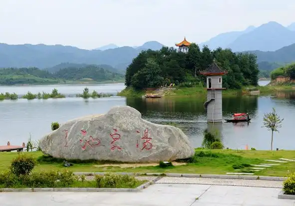 汤泉池共有8个泉眼,尤以温泉水的医疗效果而闻名.