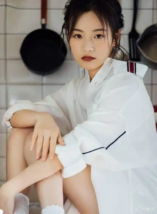 李庚希因出演《小欢喜》而火出圈,随后演艺道路如同