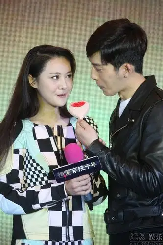 郑爽井柏然宣传新剧 现场合体秀甜蜜