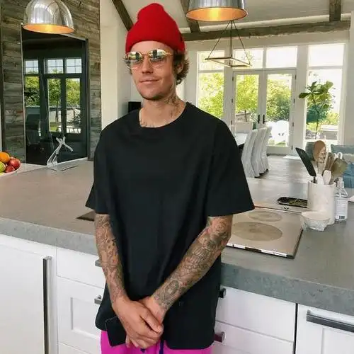 寸头比伯重返颜值巅峰 他的风格没人敢尝试?