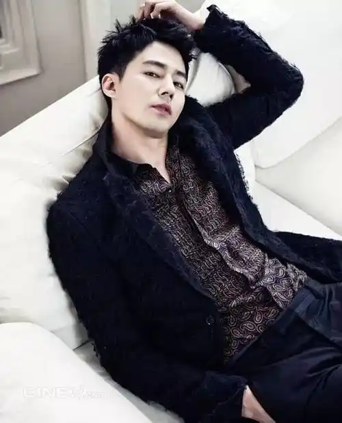 作为模特入行的赵寅成,拥有一副标准衣架子的身材,其穿衣打扮绝对是