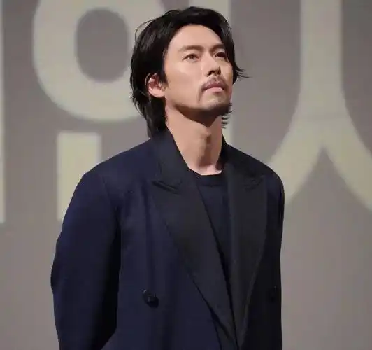 玄彬风格大变,胡子 长发男人味十足,这打扮很适合年过40的男士_造型