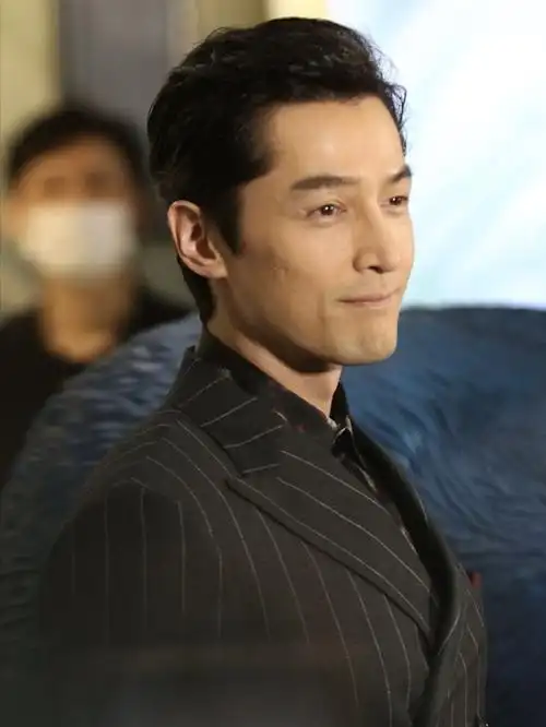 38岁胡歌背头西装造型出席活动,气质超好,网友:面部细纹显沧桑