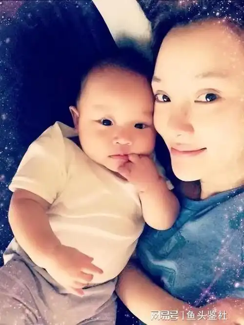 没想到,"做头发"事件才过去6年,李小璐就以"这种姿态"出现|甜馨