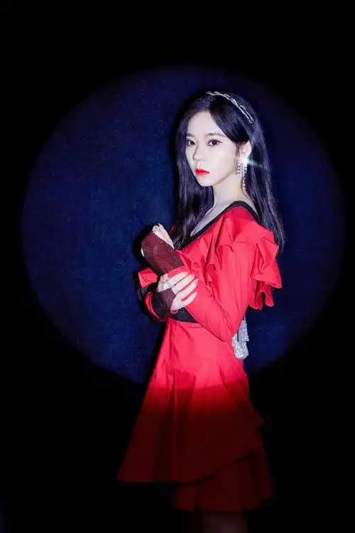 张紫宁红裙美艳性感写真图片