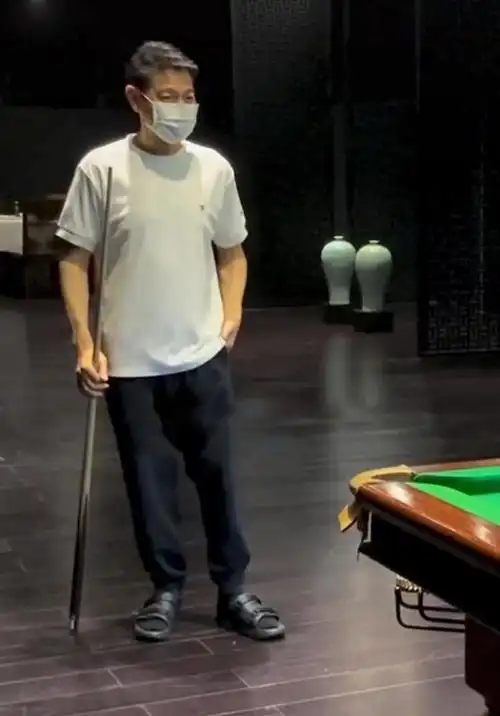 刘德华真会打扮穿灯笼裤袜子配拖鞋打台球年过花甲玩土味时尚