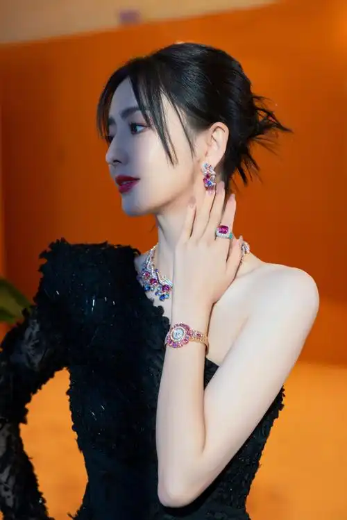 佟丽娅穿单肩拖地礼服亮相肤白貌美状态好