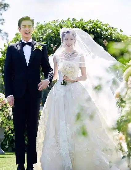 明星夫妇张若昀唐艺昕恩爱婚纱照