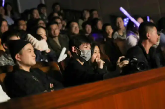 当时尚在孕期的黄雅莉@黄雅莉发布了挺着大肚子的她和好友王源的合照