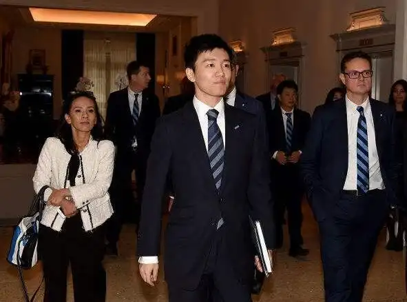 近日,长相帅气的国米董事张康阳罕见接受采访!