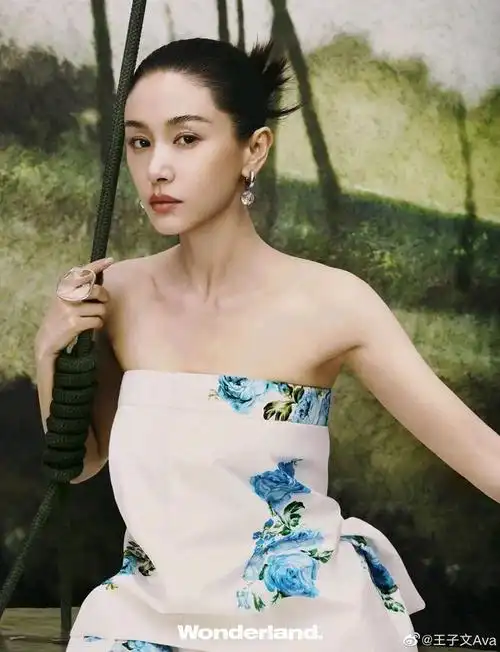 王子文最新写真大片,以绿色为背景,跟这个春天特别应景,坚定的眼神