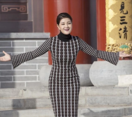 从火遍全国的歌手,到一夜之间销声匿迹,降央卓玛究竟做了什么?