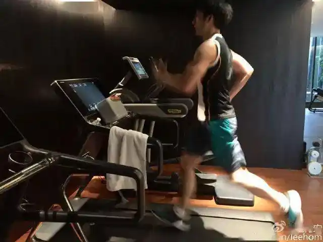 44岁王力宏裸半身健身照上热搜八块腹肌真的太撩了谁说减肥一定会掉