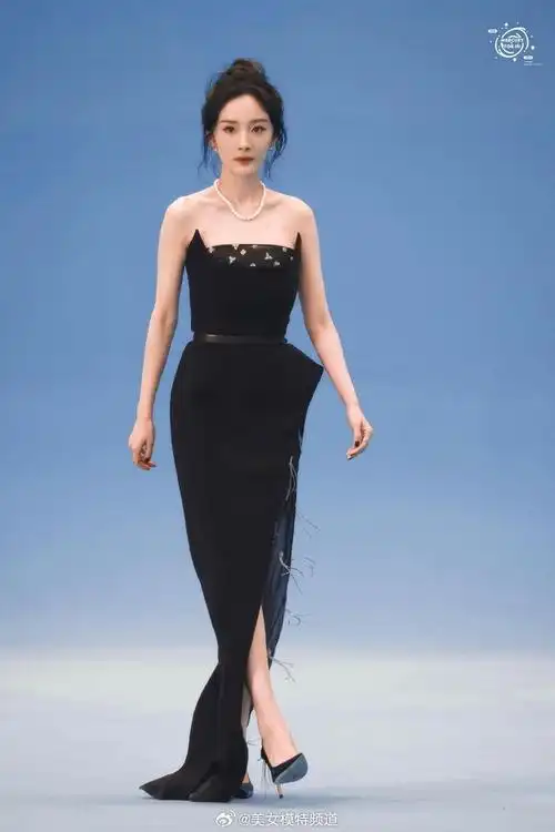 杨幂黑色抹胸长裙出席活动不规则设计秀美腿吸睛