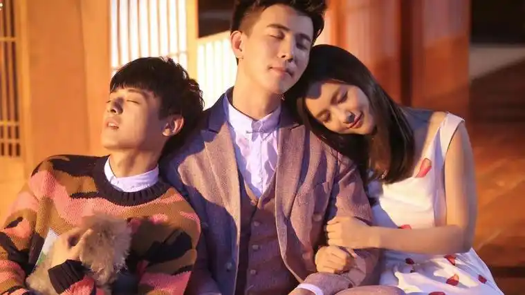 发现异地恋女友劈腿男闺蜜,我果断分手,但她却崩溃大哭求我原谅