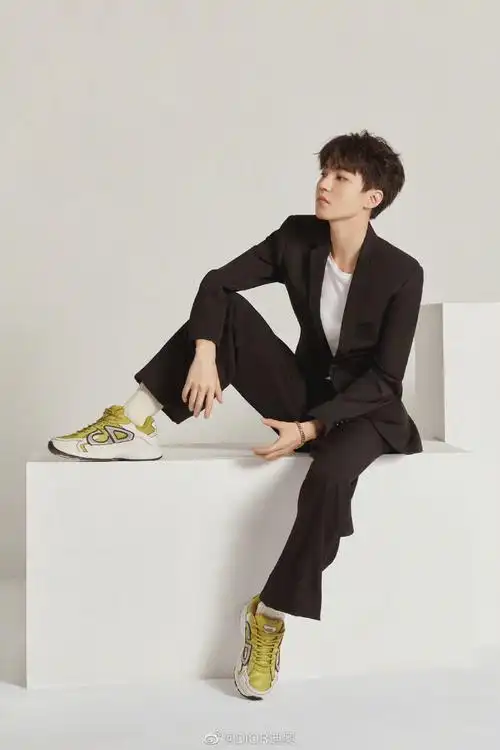 王俊凯新广告大片 西装衬衫 运动鞋 休闲又不失时尚