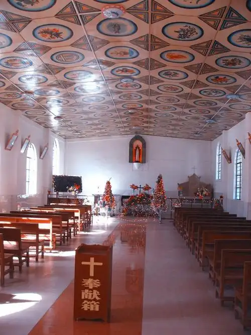 长方形礼拜堂内部简洁大方,没有茨中教堂显得庄严肃穆的宗教氛围.