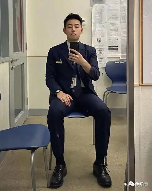 民航空少凭借正装工作照走红,网友直呼这也太帅了吧! - 知乎