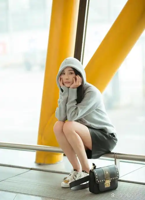 杨幂出发巴黎机场:毛线帽配小短裙,尽显纯欲风范