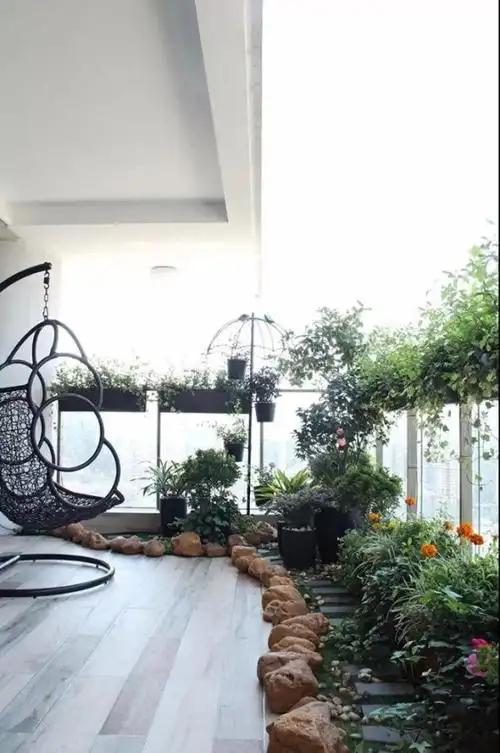 高仿草皮作为绿植景观底色,搭配绿植,围边黄石苍翠养眼,富有自然气息.