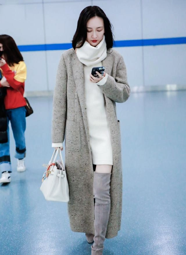 王鸥亮相机场,高领针织裙搭配过膝长筒靴,极具超模范儿