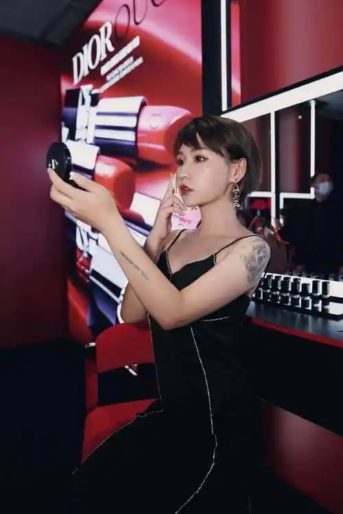 现场黑红色系彰显气质高贵,除了众多网红还有"口红一哥"李佳琦以及