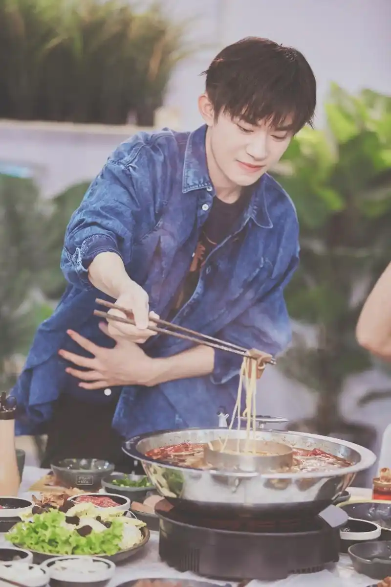 易烊千玺 只有女朋友可以点赞 ​