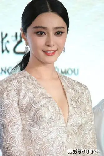 近40岁的范冰冰皮肤白皙细腻像芭比娃娃岁月未留下丝毫痕迹