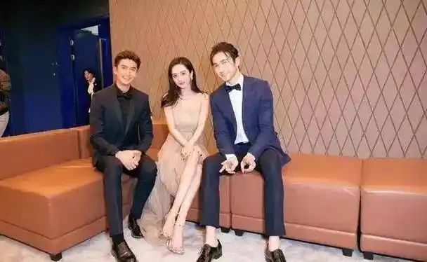 杨幂和高伟光合照腿长逆天, 却被最后这张图的细节暴露了