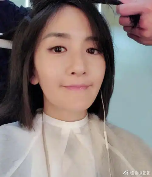 谢娜挺孕肚拍广告短发披肩妆容精致气质更温婉