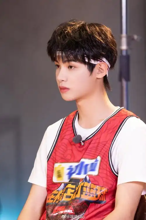 黄明昊横篮总决赛#  @jjjustin0219篮球场90酷飒运动照96帅气学长