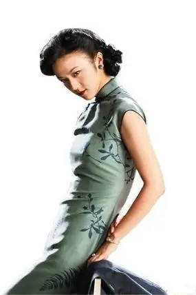 【国内女星】李冰冰身穿蓝色蕾丝透视旗袍,修身的设计勾勒出纤长的