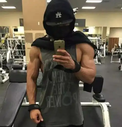 中否存在水分,从明星们动辄就因为健身和肌肉便上热搜这点也可以看出