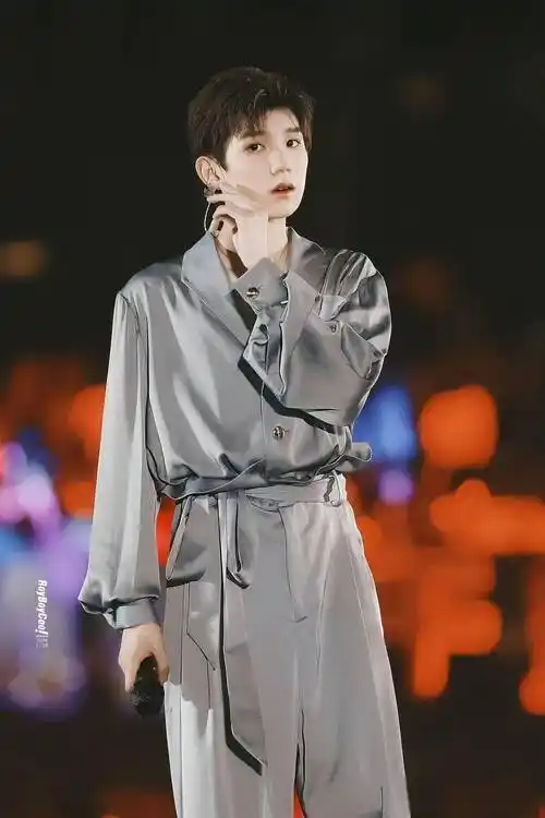 六周年舞台上身着灰色丝绸套装的王源