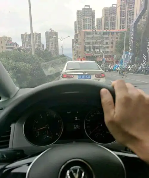 被拍上没,那个女人照片发给我的时候好漂亮,我开车到她定位的地方等她