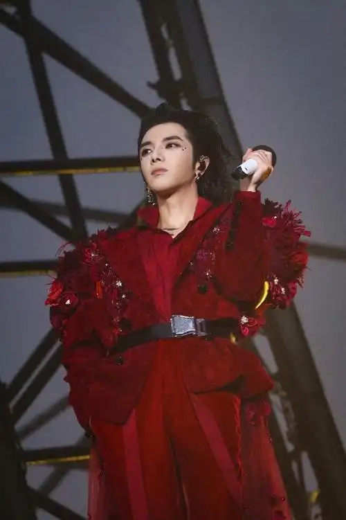 华晨宇长沙演唱会再现红衣少年